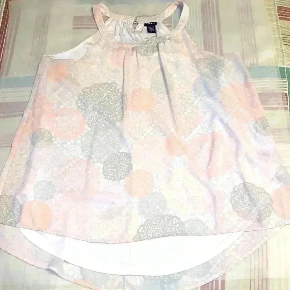 TORRID SLEEVES TOP SIZE  2XL FLORAL PRINT PERFECT CONDITION
